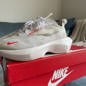 NIKE Vista Sneakers